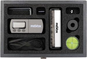 Der STUDIOMASTER T700 ist mit sehr umfangreichem und exklusivem Zubehör ausgestattet. Verpackt in einer hochwertigen Holzschatulle.